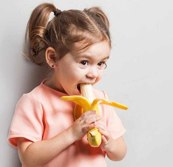 બાળકના ડાયટમાં તાજા સિઝનલ ફળોને અવશ્ય સામેલ કરો. બાળકને ફળનું તાજું જ્યુસ આપો, ફ્રોઝન જ્યુસ અને પેકેટ જ્યુસને અવોઇડ કરો.જ્યુસમાં ક્યારેય નમક કે ખાંડ મિક્સ ન કરો.