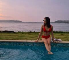 Radhika Madan Pics: रेड बिकिनी में पूल में मस्ती करती दिखीं राधिका मदान, टोंड फिगर देख फैंस कर रहे हैं जमकर कमेंट