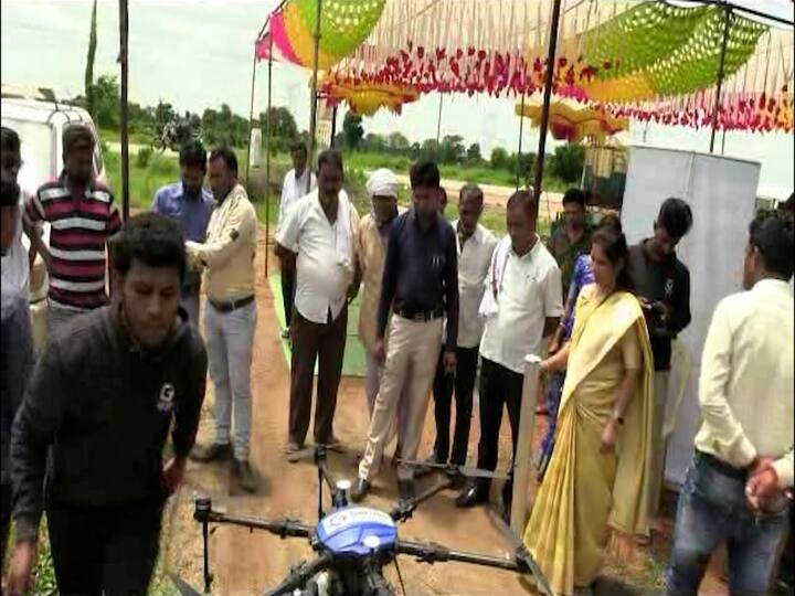 त्यामुळे अगदी कमी वेळात आणि कमी मनुष्यबळात ही फवारणी होत असल्याची माहिती शेतमालकाने दिली आहे.