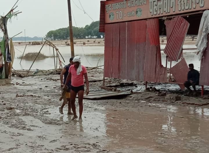up news prayagraj flood water descended but mud and dirt makes life difficult ann Prayagraj News: बाढ़ का पानी उतरा लेकिन कम नहीं हुई लोगों की मुसीबतें, कीचड़ और गंदगी से जीना मुहाल