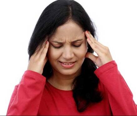 Causes of Migraine: આયુર્વેદ મુજબ તમે માઈગ્રેનની સમસ્યાથી છુટકારો મેળવી શકો છો. આજે અમે તમને એવા જ કેટલાક આયુર્વેદિક ઉપાય જણાવી રહ્યા છીએ જેને અપનાવીને તમે તેનાથી છુટકારો મેળવી શકો છો.