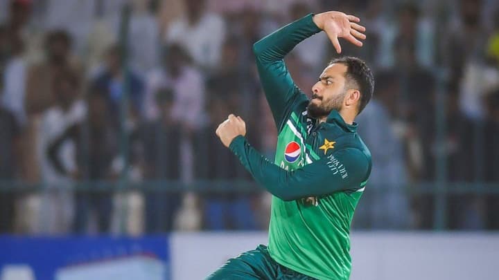 ভারত ও হংকংয়ের বিরুদ্ধে দুই ম্যাচেই বেশ ভাল বোলিং করেছেন পাকিস্তানের বাঁ-হাতি লেগ স্পিনার মহম্মদ নওয়াজ।