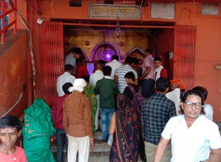 Prayagraj up news prayagraj after 2 weeks of floods Hanuman temple open again, devotees on first day ann Prayagraj News: बाढ़ के बाद फिर से खोला गया बड़े हनुमान जी का मंदिर, पहले ही दिन बड़ी संख्या में उमड़े श्रद्धालु