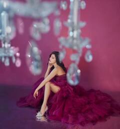 ਮਹਿਰੂਨ ਫ੍ਰਿਲ ਗਾਊਨ ਪਹਿਨ ਕੇ ਬਲਾ ਦੀ ਖੂਬਸੂਰਤ ਲੱਗੀ Divya Khosla Kumar, ਦਿਲਕਸ਼ ਅੰਦਾਜ਼ ਦੇਖ ਤੁਹਾਨੂੰ ਵੀ ਹੋ ਜਾਵੇਗਾ ਪਿਆਰ!