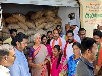 Sitharaman vs TRS over missing Modi pic at PDS shop in telangana பிரதமர் மோடியின் படம் எங்கே? ரேஷன் கடையில் மாவட்ட ஆட்சியரை வெளுத்து வாங்கிய நிர்மலா சீதாராமன்