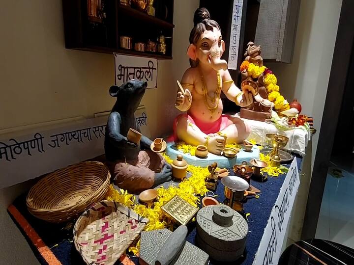 या देखाव्यात बाल गणेश आणि त्याचं वाहन असलेला मूषक हे दोघंही भातुकलीचा खेळ खेळताना दाखवण्यात आले आहेत. या देखाव्यात भातुकलीची भांडी असलेली मांडणी असून चारही बाजूंना भातुकली पसरलेली आहे.