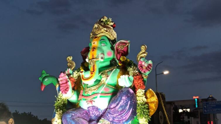 Ganesha idols are taken in procession and immersed in Cauvery river TNN திருச்சியில்  மேள தாளம் முழங்க காவிரி ஆற்றில் கரைக்கப்பட்ட விநாயகர் சிலைகள்