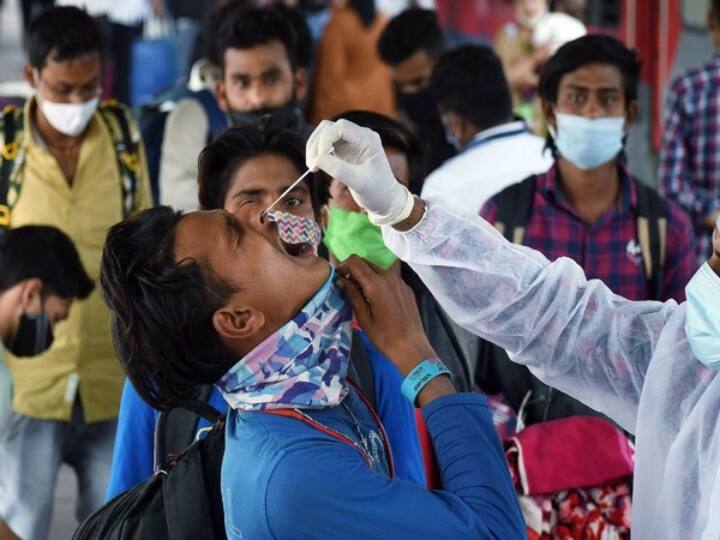 coronavirus cases in india today 3230 new cases of covid  deaths recorded in last 24 hour Coronavirus Updates : जून महिन्यानंतर पहिल्यांदाच कोरोना रुग्णांची संख्या 3 हजारांवर, सक्रिय रुग्णही घटले