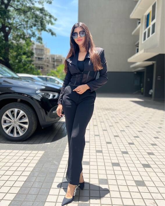 ब्लैक शॉर्ट ड्रेस में Akanksha Puri लगीं कमाल, दिलकश स्माइल देख फैंस का हुआ बुरा हाल ब्लैक शॉर्ट ड्रेस में Akanksha Puri लगीं कमाल, दिलकश स्माइल देख फैंस का हुआ बुरा हाल