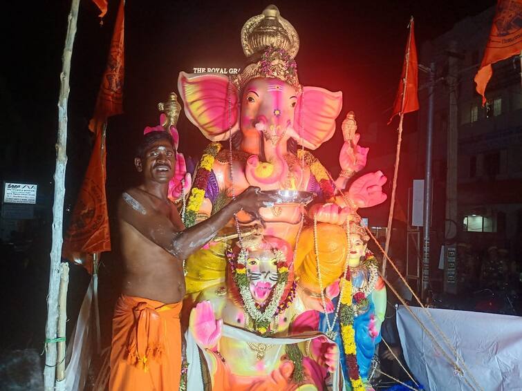 ganesha idols dissolved in river for second day in karur கரூரில் இரண்டாம் நாளாக பிரதிஷ்டை செய்யப்பட்ட விநாயகர் சிலைகள் ஆற்றில் கரைப்பு