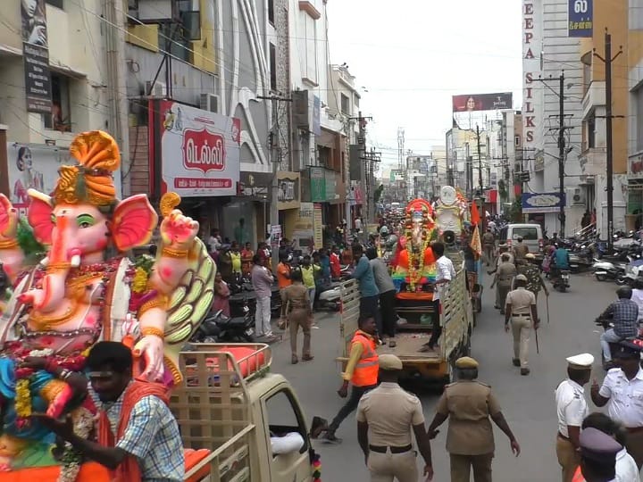 கரூரில் இரண்டாம் நாளாக பிரதிஷ்டை செய்யப்பட்ட விநாயகர் சிலைகள் ஆற்றில் கரைப்பு