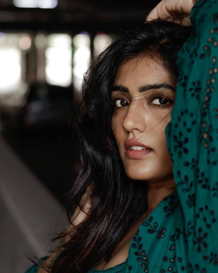 చక్కటి డ్రెస్సులో అందంతో కేక పెట్టిస్తోంది.  -Image Credit: Eesha Rebba/Instagram