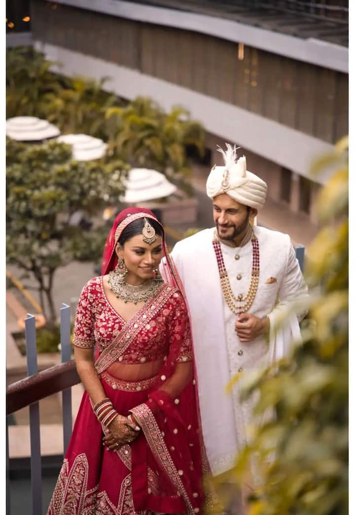 तस्‍वीरें शेयर करते हुए अहमरीन ने एक प्‍यारा नोट लिखकर फैंस को शादी के बारे में जानकारी दी है. उन्‍होंने लिखा , '''वन लव 20.08.2022.''