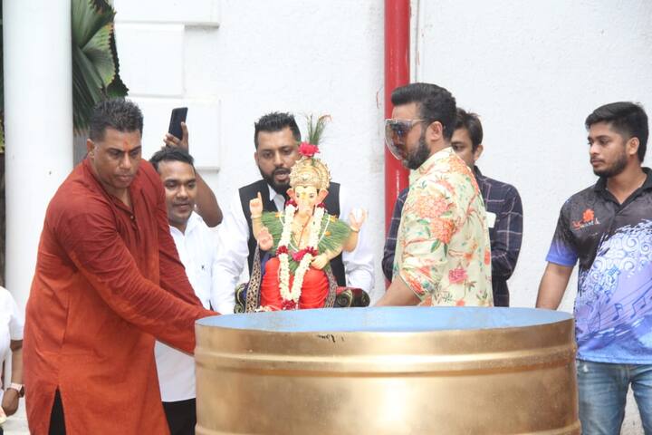 সদ্য শ্যুটিং করতে গিয়ে পায়ের হাড় ভেঙে গিয়েছিল শিল্পার। বেশ কিছুদিন হুইল চেয়ারে করে হাঁটাচলা করতে হয়েছে তাঁকে।