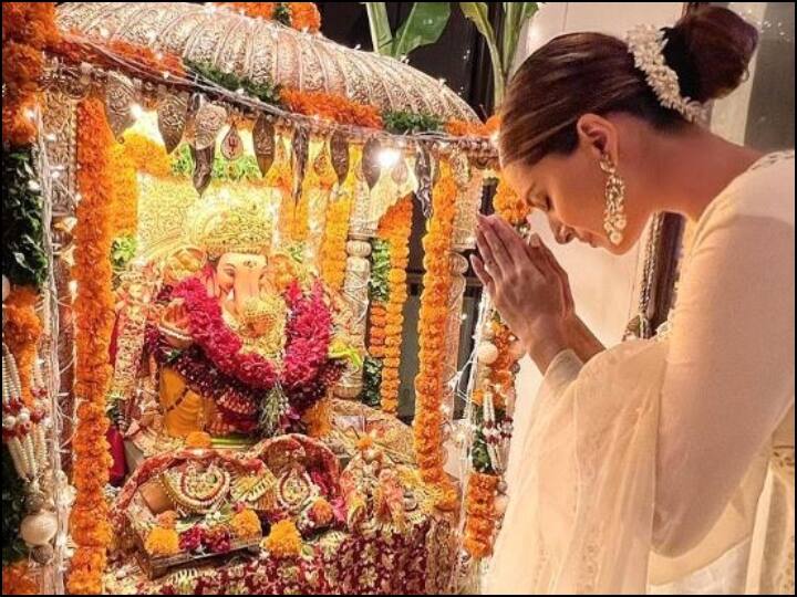 Tara Sutaria looks eternal as she seeks blessings from Lord Ganesha in new PIC Tara Sutaria ने गणपति की पूजा करते हुए शेयर की ये खूबसूरत तस्वीर, बॉयफ्रेंड आदर जैन ने कुछ यूं किया रिएक्ट