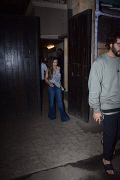 Arjun Malaika Photos: आधी रात को सोनम के घर के बाहर कुछ यूं साथ दिखे अर्जुन-मलाइका