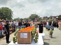 कौशांबी: गांव पहुंचा हिसार में शहीद जवान का पार्थिव शरीर, राजकीय सम्मान से हुआ अंतिम संस्कार