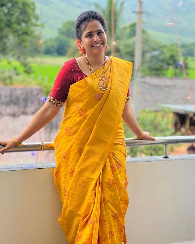 కొన్ని ఛానెల్స్ లో ప్రోగ్రామ్స్ చేస్తూ.. మరోపక్క యూట్యూబ్ లో పలు వీడియోలను పోస్ట్ చేస్తూ బిజీగా గడుపుతోంది లాస్య. (Photo Courtesy: Lasya Instagram)