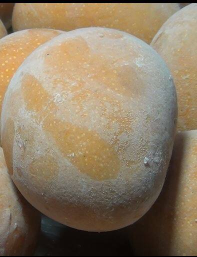 गुरुप्रसाद नाईक यांनी हापूस आंबे विक्रीसाठी ठेवले आहेत.