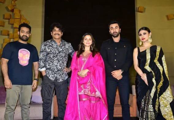 આલિયાએ કહ્યું, “બ્રહ્માસ્ત્ર વિશે વાત કરતાં ખૂબ જ ભાવુક લાગે છે કારણ કે તે 10 વર્ષની સફર છે. અમે ખુલ્લી આંખે આ ફિલ્મનું સપનું જોયું છે. અયાન અમારું પ્રકાશ અને માર્ગદર્શક બળ છે. રાજામૌલી સર અમારા હીરો રહ્યા છે તેમના વિના સિનેમા અધૂરી છે