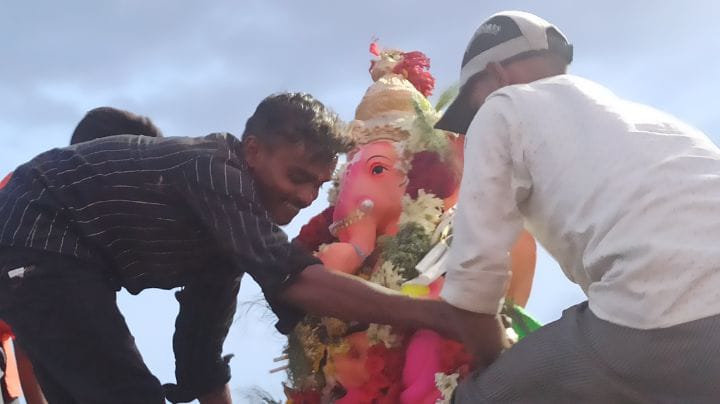 திருச்சியில்  மேள தாளம் முழங்க காவிரி ஆற்றில் கரைக்கப்பட்ட விநாயகர் சிலைகள்