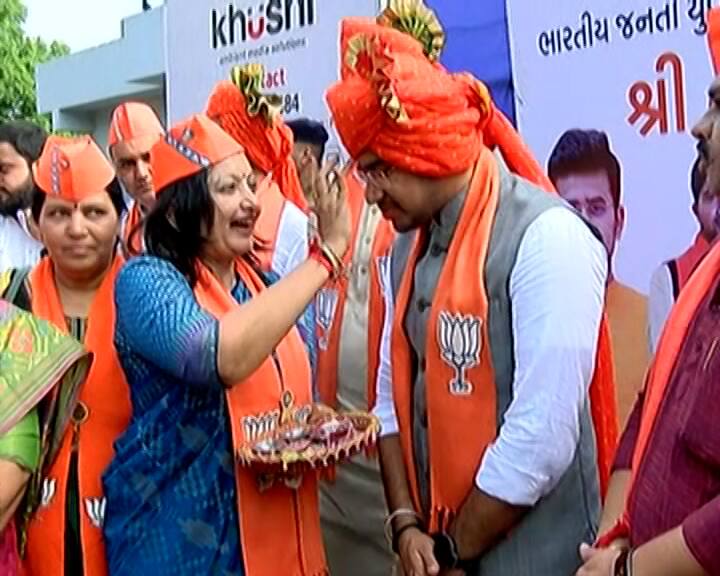 તેજસ્વી સૂર્યનું રાજકોટમાં સૌરાષ્ટ્ર, ગુજરાતની પરંપરા મુજબ કપાળમાં ચાંદલો કરીને ભવ્ય સ્વાગત કરવામાં આવ્યું હતું.
