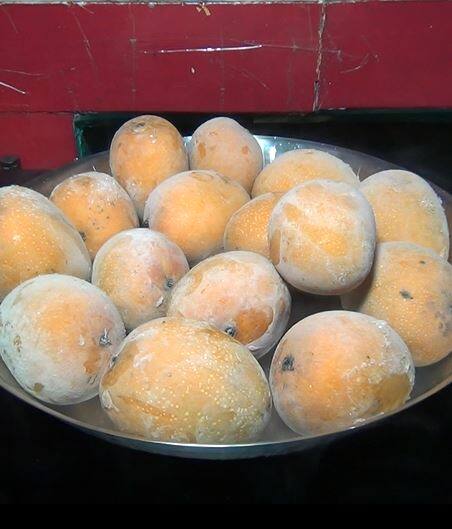 कोल्ड स्टोरेजमध्ये नैसर्गिकरित्या पिकलेलल्या आंब्याची साठवणूक