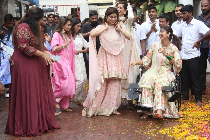 সুস্থ হলেও এখন বেশ সাবধানতা অবলম্বন করতে হচ্ছে তাঁকে। তাই বিসর্জনে নাচের সময় তাঁর পাশে ছিলেন বোন শমিতা শেট্টি (Shamita Shetty)।