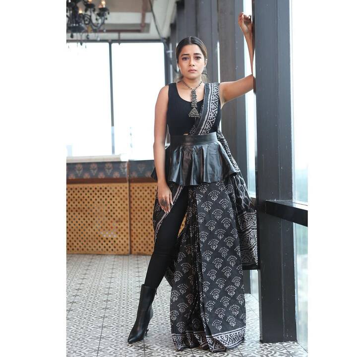 ‘उतरन’ सीरियल से घर-घर में मशहूर हुईं इच्छा उर्फ टीना दत्ता (Tina Datta) के फैशन के तो क्या ही कहने. आइए दिन उनकी ग्लैमरस तस्वीरें छाई रहती हैं.