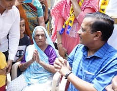 Gujarat Elections 2022: Rajkot માં કેજરીવાલે કર્યો ડોર ટુ ડોર પ્રચાર, જમાવ્યો ચૂંટણી માહોલ જુઓ તસવીરો