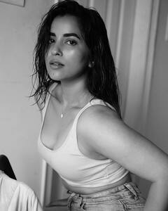 Komalee Prasad Latest Photos : సీరియ‌స్‌గా ఇంట్లో చిల్ అవుతోన్న కోమలి