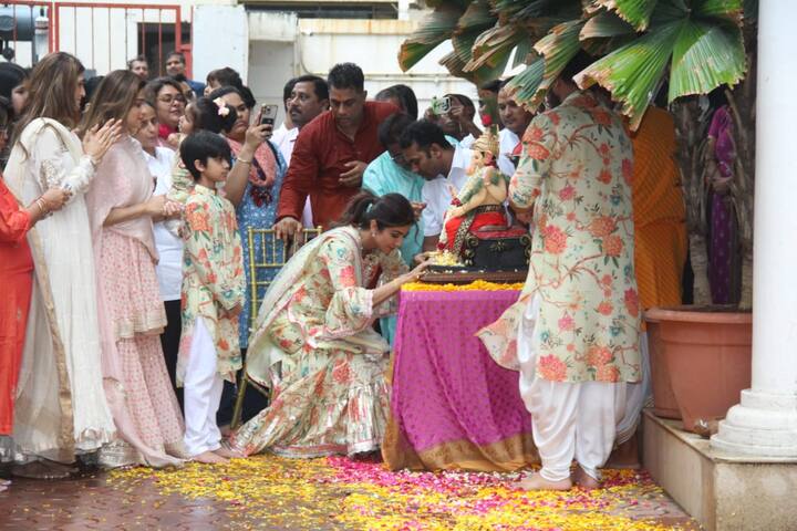 তবে গণেশ চতুর্থীর দিন ফের সমহিমায় শিল্পা। গোটা পরিবারের সঙ্গে ট্যুইনিং করে পোশাক পরেছিলেন তিনি। স্বামী রাজ কুন্দ্রা, ছেলে ও মেয়েকে নিয়ে গণেশ পুজোর মণ্ডপ থেকে ছবি শেয়ার করেছেন তিনি