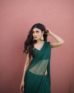 Mouni Roy: हिरव्या साडीत मौनी रॉयचा सिजलिंग लूक, दिलकश अदा पाहिल्यात का?