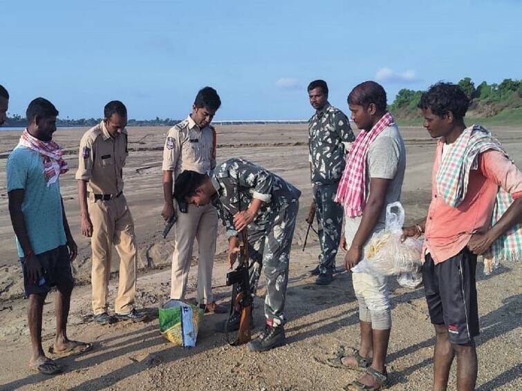 Police Vehicle Checking at Inter State Border Bridge For Maoists Movements అంతరాష్ట్ర సరిహద్దులో కొనసాగుతున్న పోలీసుల తనిఖీలు, వారి కోసం స్పెషల్ ఫోకస్