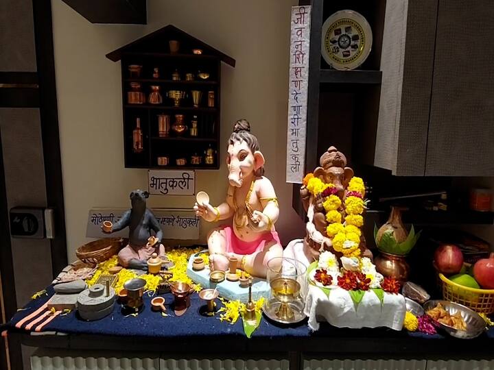 सध्याच्या मोबाईल, इंटरनेटच्या युगात पारंपारिक खेळांचं महत्त्व कमी होऊ लागलं आहे. त्यामुळे भातुकलीसारखे (Bhatukali) खेळ विस्मरणात जात असून खेळांना नवसंजीवनी देणारे प्रयत्न होण्याची गरज आहे. हीच गरज ओळखून बदलापुरातील नरेकर कुटुंबियांनी घरगुती गणेशोत्सवात (Ganesh Chaturthi 2022) भातुकली खेळणाऱ्या बालगणेशाचा देखावा साकारला आहे. यात भातुकलीचा खेळ खेळणारा बालगणेश आणि उंदीर आकर्षणाचा विषय ठरले आहेत.