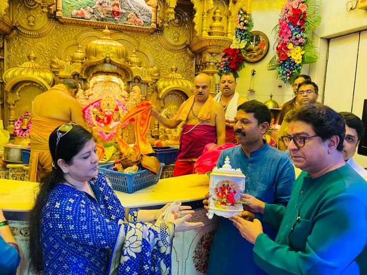 Raj Thackeray At Siddhi vinayak : सध्या देशभरात गणेश उत्सवाचा उत्साह आहे. आज मनसेप्रमुख राज ठाकरे यांनी मुंबईतील प्रसिद्ध सिद्धीविनायकाचे दर्शन घेतले