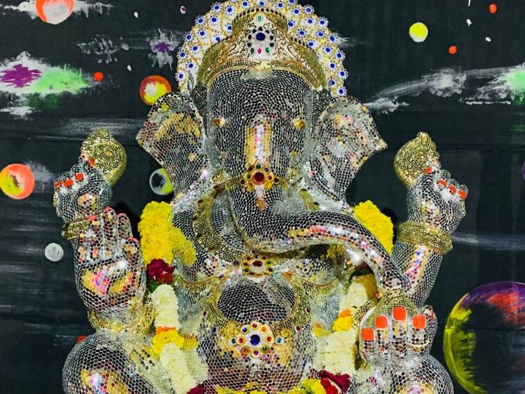 Naganathgagar Chintamani Ganesha Mandal made decorative idols from 121,111 mirror beads Sangli Ganesh 2022 : खानापूर तालुक्यातील नागनाथगगरच्या चिंतामणी गणेश मंडळाने 1,21,111 आरश्यांच्या मन्यांपासून सजावट मूर्ती घडवली