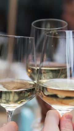 Skin Care Tips : सुंदर आणि नितळ त्वचेसाठी बिअरचे 'असेही' आहेत फायदे