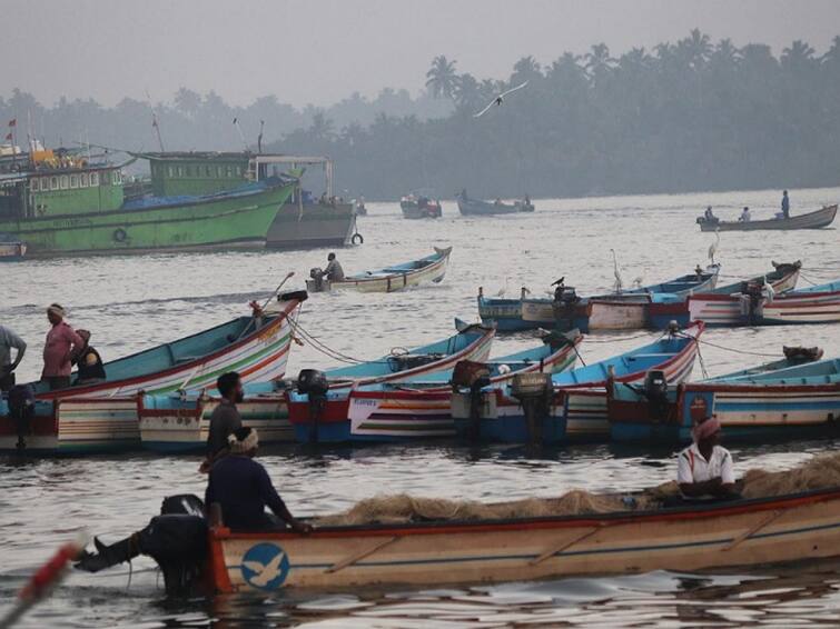 Tenkaipattinam fishing port has been closed by the fisheries department due to the continuous loss of fishermen and continuous protests TNN தொடர் பலி...தேங்காய்ப்பட்டிணம் மீன்பிடி துறைமுகம் மூடல் - ஆட்சியரிடம் மீனவர்கள் வைத்த கோரிக்கைகள்