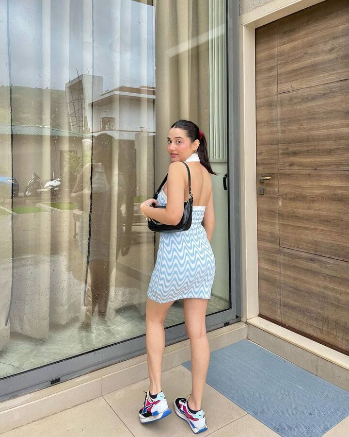 अस्फी जावेद एक ब्लॉगर होने के साथ-साथ फैशन डिजाइनिंग के लिए काफी जानी जाती हैं.