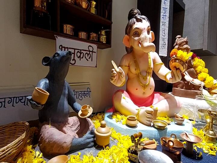 Ganesh Chaturthi 2022 : बदलापुरातील नरेकर कुटुंबियांनी घरगुती गणेशोत्सवात भातुकली खेळणाऱ्या बालगणेशाचा देखावा साकारला आहे.