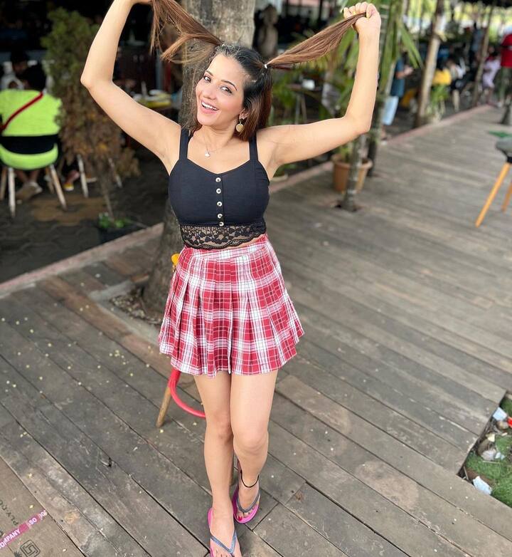 सोशल मीडिया पर एक्टिव रहने वाली भोजपुरी एक्ट्रेस मोनालिसा (Monalisa) ने कुछ देर पहले क्रॉप टॉप और मिनी स्कर्ट में अपनी स्टनिंग फोटोज शेयर की हैं.