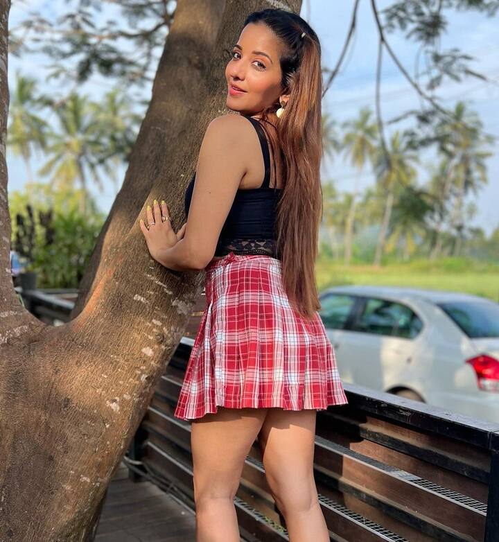 इन तस्वीरों में मोनालिसा हर बार की तरह अपने चाहने वालों को दीवाना बना रही हैं. एक्ट्रेस इन तस्वीरों में गजब का पोज देती दिखाई दे रही हैं.