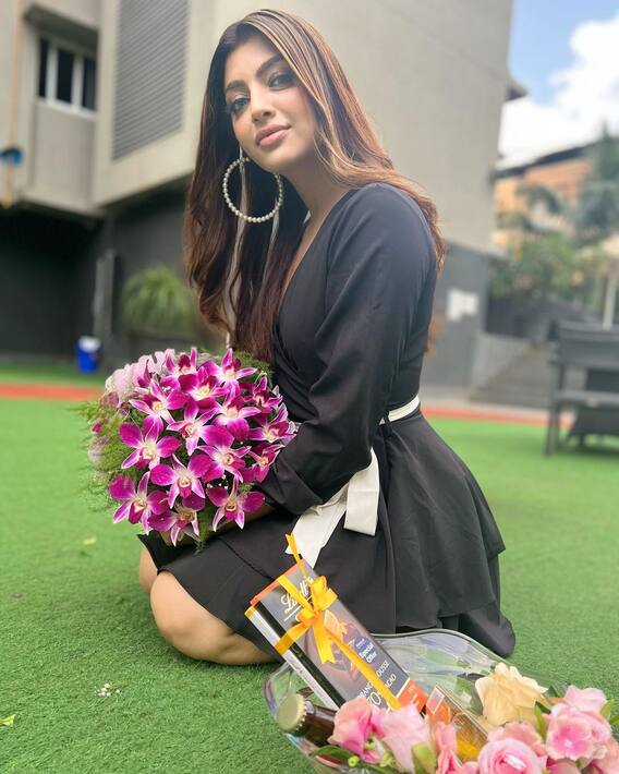 ब्लैक शॉर्ट ड्रेस में Akanksha Puri लगीं कमाल, दिलकश स्माइल देख फैंस का हुआ बुरा हाल ब्लैक शॉर्ट ड्रेस में Akanksha Puri लगीं कमाल, दिलकश स्माइल देख फैंस का हुआ बुरा हाल