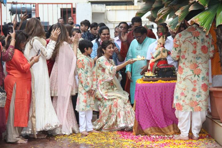 Ganesh Chaturthi 2022: বিসর্জনের গানের তালে পাও মেলালেন শিল্পা। তবে সদ্য সুস্থ হয়েছেন তিনি। সদ্য শ্যুটিং করতে গিয়ে পায়ের হাড় ভেঙে গিয়েছিল শিল্পার।