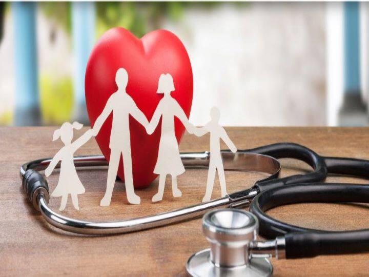 अगर आप अपने माता-पिता को अपने परिवार की फ्लोटर पॉलिसी में शामिल करना चाहते हैं तो ऐसा न करें. कई बार क्लेम लेने से आपका कवर जल्द खत्म होता है. इससे परिवार के दूसरे सदस्यों के लिए पर्याप्त कवर नहीं बचेगा. माता-पिता के लिए अलग हेल्थ पॉलिसी खरीदना अच्छा रहेगा. अगर पहले से कुछ बीमारी की वजह से उन्हें रेगुलर कवर नहीं मिल पा रहा है तो उनके लिए आप सीनियर सिटीजन पॉलिसी ले सकते हैं.