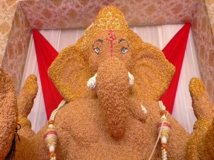 तब्बल दोन वर्षांच्या कोरोना काळानंतर महाराष्ट्रात ठिकठिकाणी गणेशोत्सव मोठ्या उत्साहात आणि जल्लोषात साजरा केला जातोय.