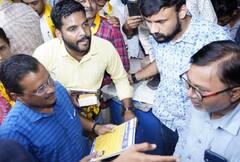 Gujarat Elections 2022: Rajkot માં કેજરીવાલે કર્યો ડોર ટુ ડોર પ્રચાર, જમાવ્યો ચૂંટણી માહોલ જુઓ તસવીરો