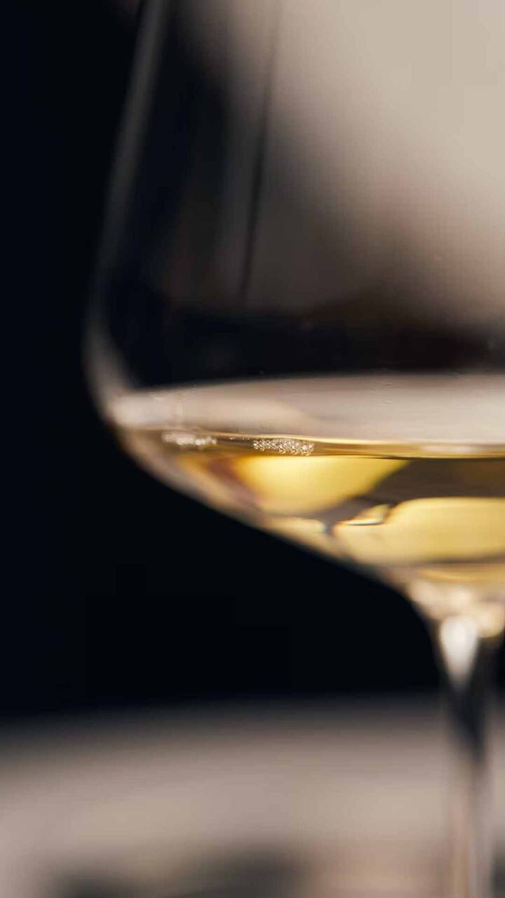 आपली त्वचा (Skin) सुंदर आणि चमकदार असावी अशी प्रत्येकाची इच्छा असते. सुंदर आणि नितळ त्वचा मिळवण्यासाठी लोक वेगवेगळे उपाय करतात. काही जण घरगुती उपाय करुन पाहतात, तर काही जण महागडे ब्युटी प्रोडक्ट्स वापरतात.