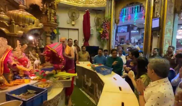 आज मनसेप्रमुख राज ठाकरे यांनी मुंबईतील प्रसिद्ध सिद्धीविनायकाचे दर्शन घेतले